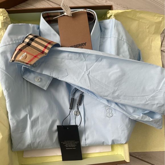 men’s medium long sleeve, button down dress shirt with Burberry collar & cuff - Picture 4 of 4